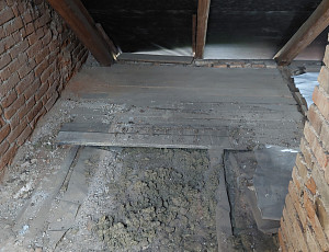 Zateplení stropu chlalupy se sedlovou střechou pomocí foukané izolace